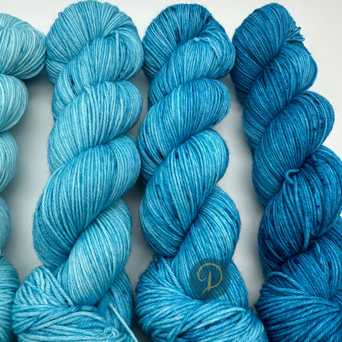 Fade Set, handgefärbte Wolle, 4-fach, 6 Stränge x 100g, Nr. F2