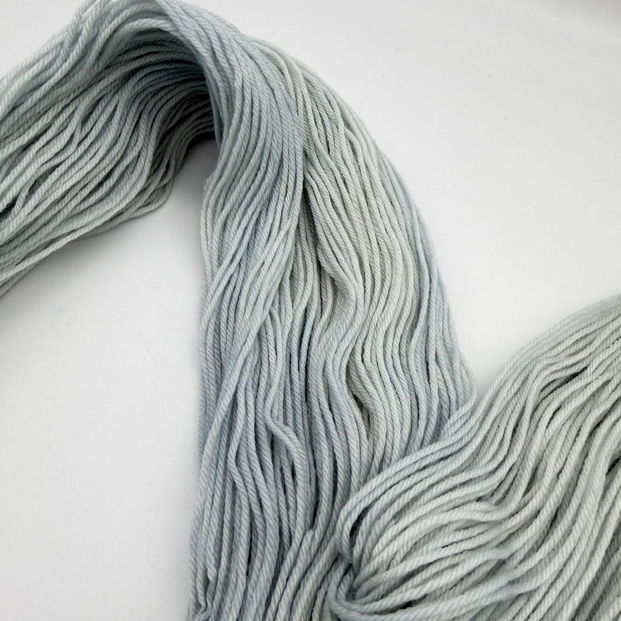 Momentfarbe Nr. 1M – Handgefärbte Sockenwolle 4-fach, 100 g Unikat