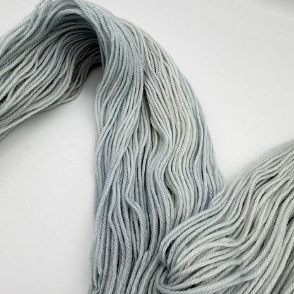 Momentfarbe Nr. 1M – Handgefärbte Sockenwolle 4-fach, 100 g Unikat