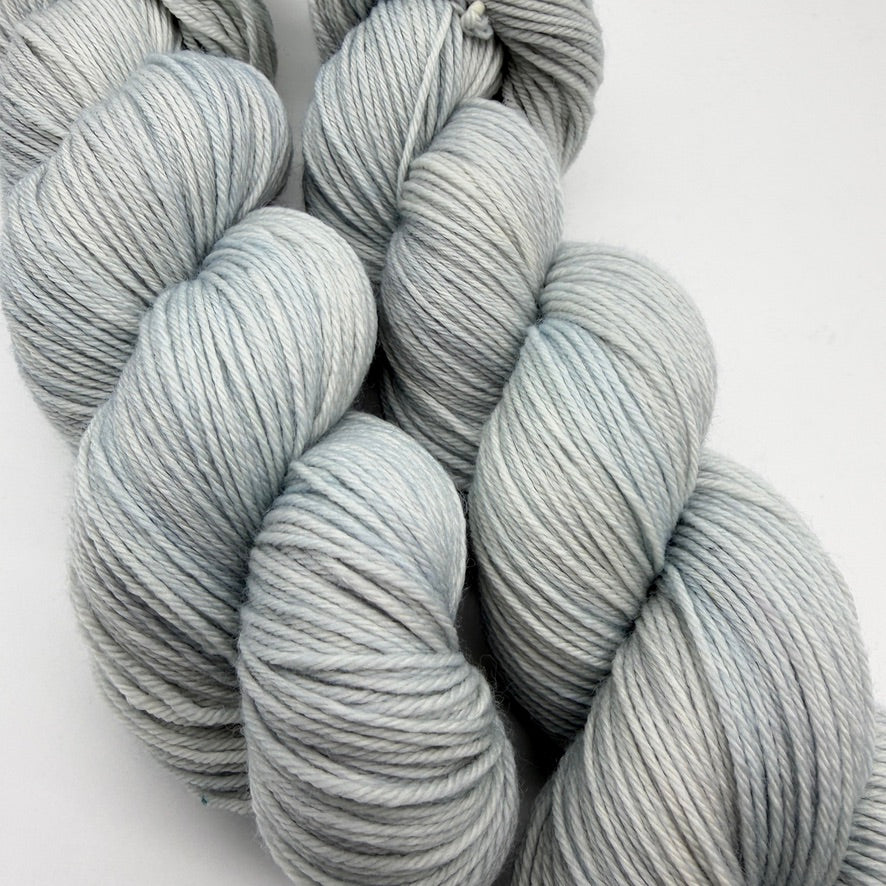 Momentfarbe Nr. 1M – Handgefärbte Sockenwolle 4-fach, 100 g Unikat