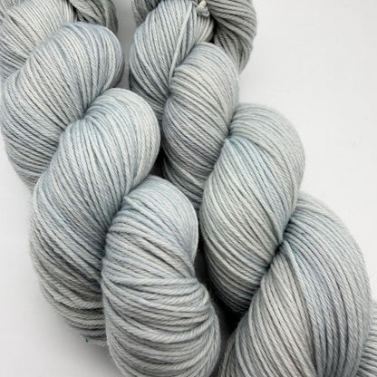 Momentfarbe Nr. 1M – Handgefärbte Sockenwolle 4-fach, 100 g Unikat