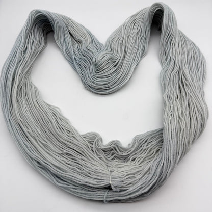 Momentfarbe Nr. 1M – Handgefärbte Sockenwolle 4-fach, 100 g Unikat