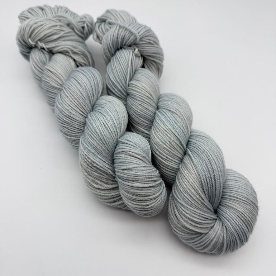 Momentfarbe Nr. 1M – Handgefärbte Sockenwolle 4-fach, 100 g Unikat