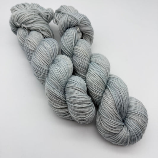 Momentfarbe Nr. 1M – Handgefärbte Sockenwolle 4-fach, 100 g Unikat