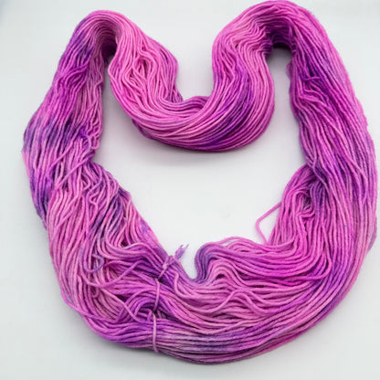 Momentfarbe Nr. 2M – Handgefärbte Sockenwolle 6-fach, 150 g Unikat