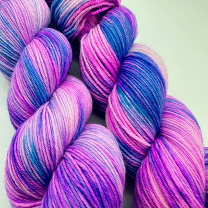 Momentfarbe Nr. 134 – Handgefärbte Sockenwolle 4-fach, 100 g Unikat