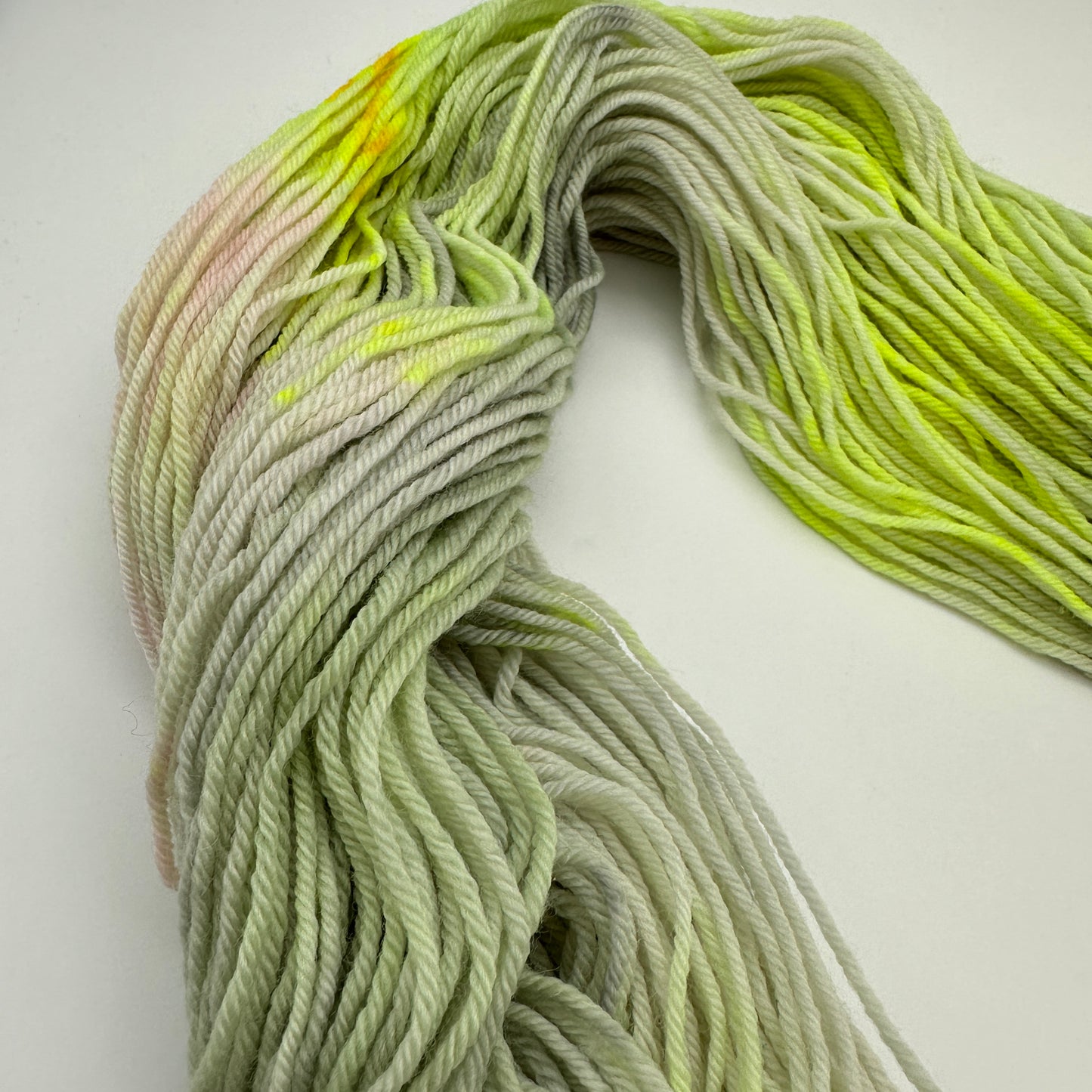 Unperfekte Schönheit Nr. 27A – Handgefärbte Sockenwolle 4-fach, 100 g Sonderpreis
