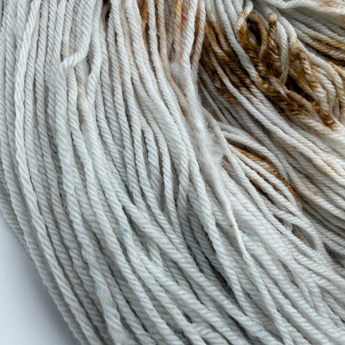 Zweite-Chance-Strang Nr. 30A – Handgefärbte Sockenwolle 4-fach, 100 g Sonderpreis
