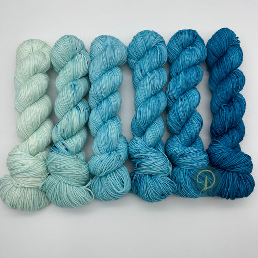 Fade Set, handgefärbte Wolle, 4-fach, 6 Stränge x 100g, Nr. F2